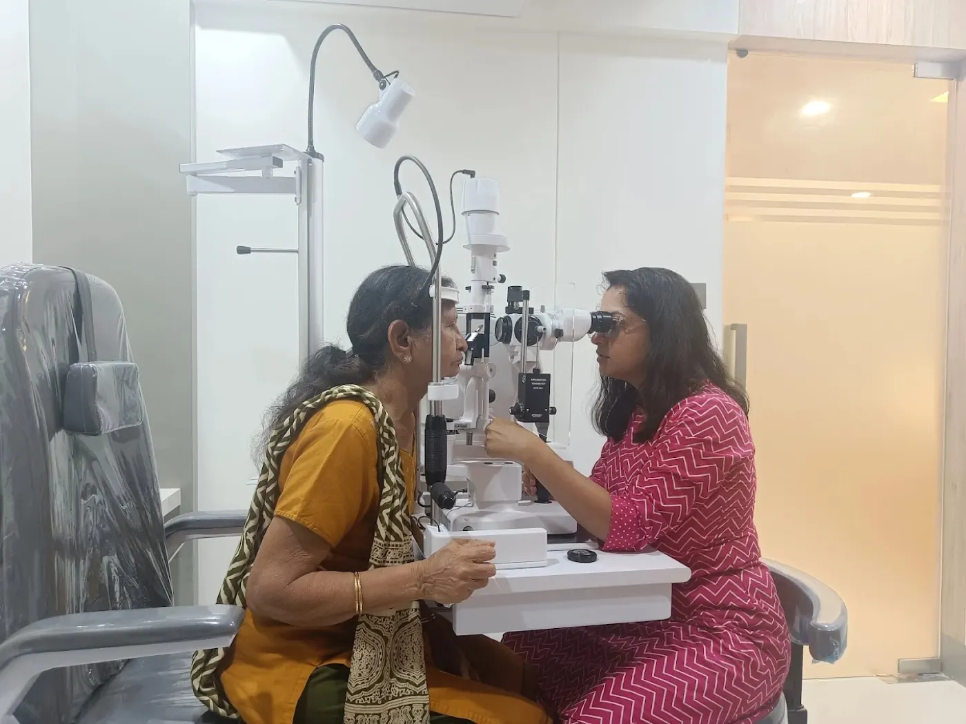 Eye specialist consultation at Arham Eye Care, serving patients from Vikhroli